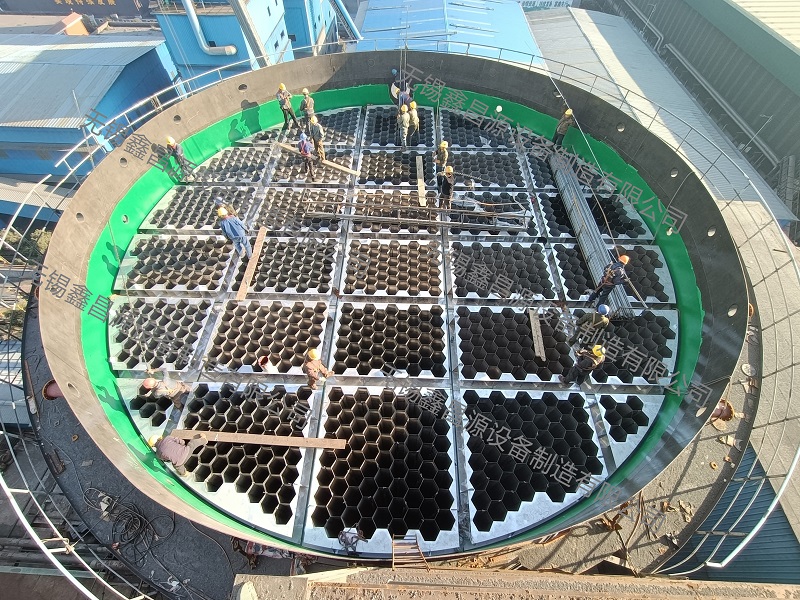 平陽濕電除塵器安裝現(xiàn)場1.jpg